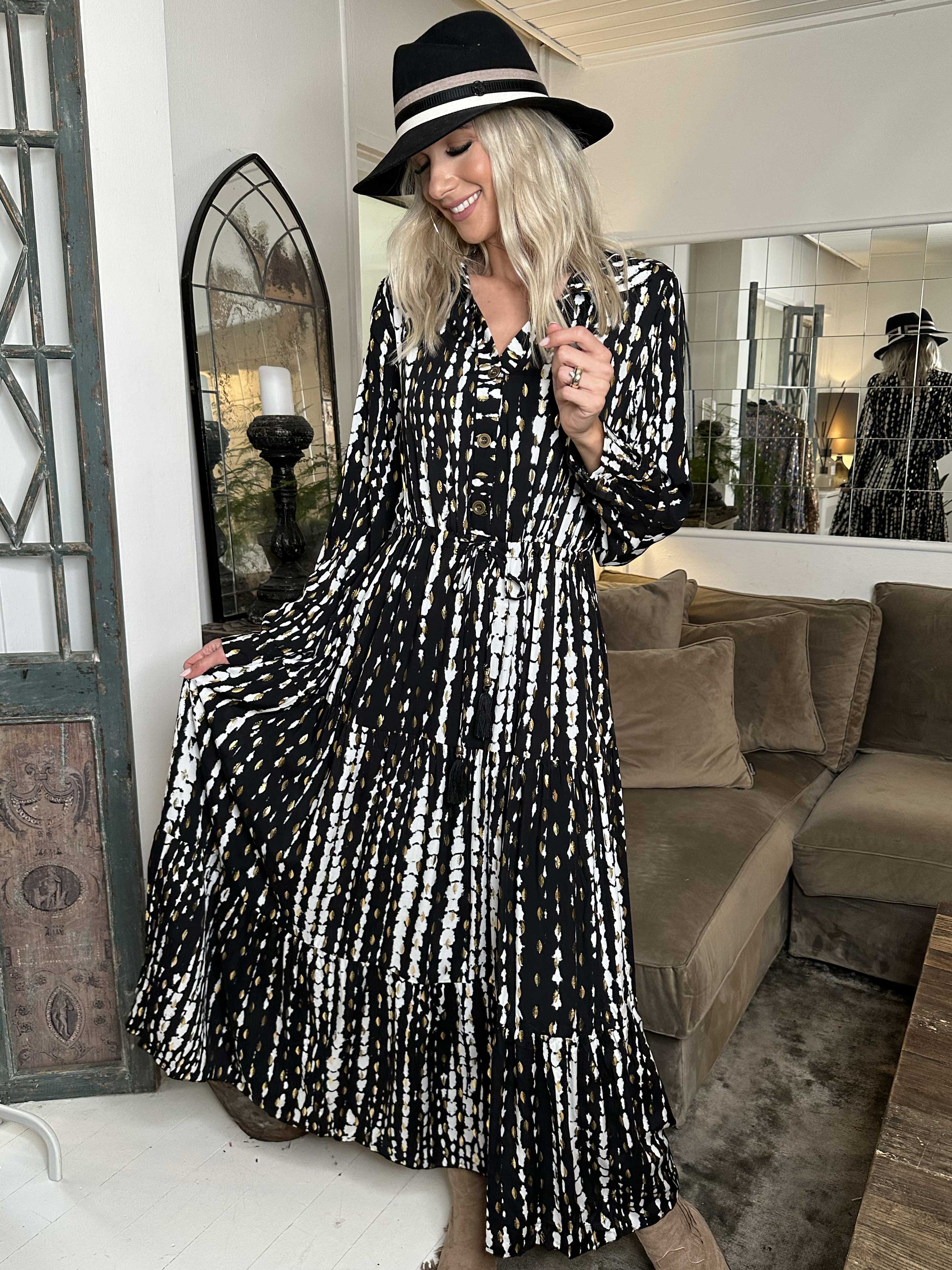 Shelly - Lang sort og hvid kjole i viskose med gulddetaljer